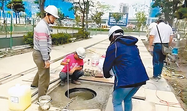 新北市水利局要求公共汙水下水道到達地區的新建案，皆須申請將生活汙水排入汙水下水道中，圖為水利局同仁偕同簽證技師與廠商現場查驗量測。（新北市水利局提供／陳慰慈新北傳真）