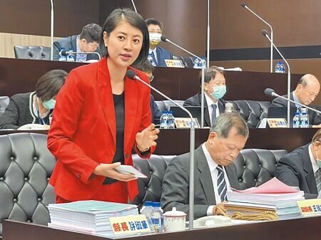 面對南投縣議員要求檢討並活化縣有土地,南投縣長許淑華強調,已委託專業團隊盤點縣地,待報告出爐再做規畫發展。(楊靜茹攝)