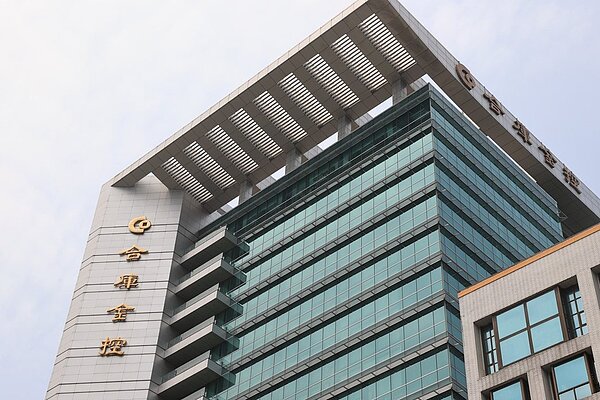 合庫銀主管在法說會上表示,今年在聯準會升息、股市震盪,地緣政治、市場資金緊縮等影響,建材價格雖回檔但成本仍高,且買賣認知差距擴大,再加上平均地權通過,預期今年的房市將是:「交易量跌,房價向下緩修。」圖/聯合報系資料’ˋ