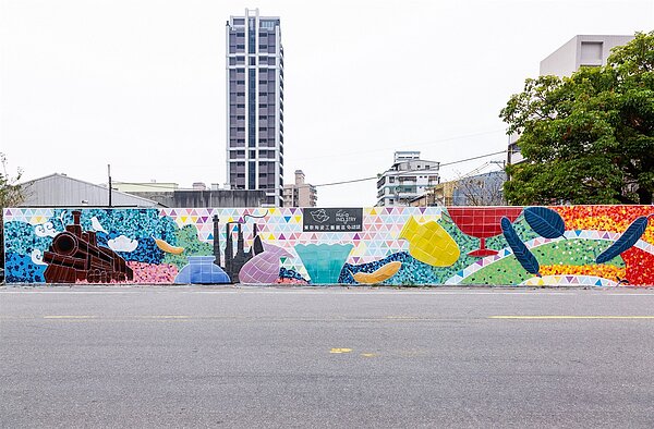 「鶯歌風華陶藝牆」以火車、煙囪及各種形狀顏色陶瓷設計,並使用陶板、陶塑、鑲嵌、噴砂、厚度表現等各式陶瓷技法,呈現出鶯歌陶瓷產業文化底蘊。圖/新北市政府經濟發展局提供