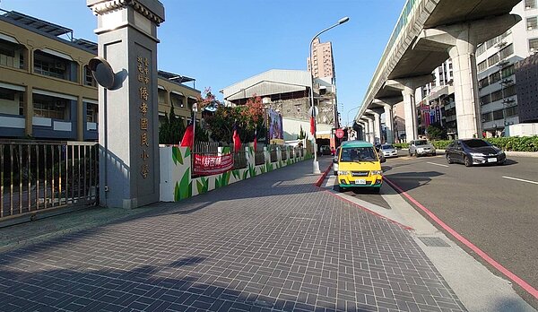 中市府向中央爭取到近3千萬元補助,優先改善北屯區軍功國小及沙鹿區公明國中通學步道。圖為改善完成的僑孝國小。圖/台中市政府提供