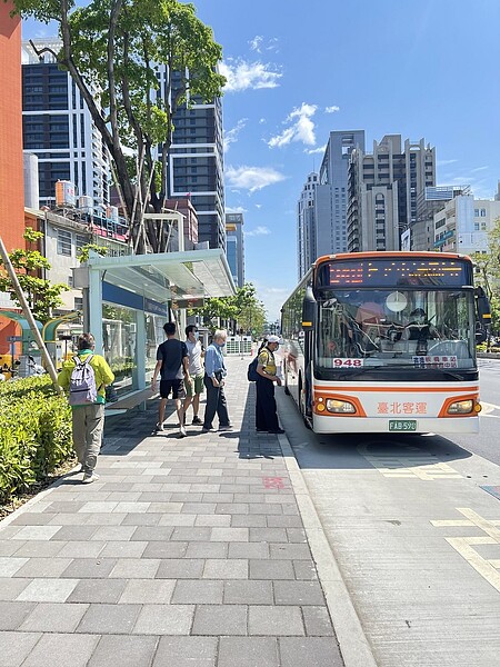 新北市持續擴建公車智慧型站牌及候車亭。圖／新北市交通局提供