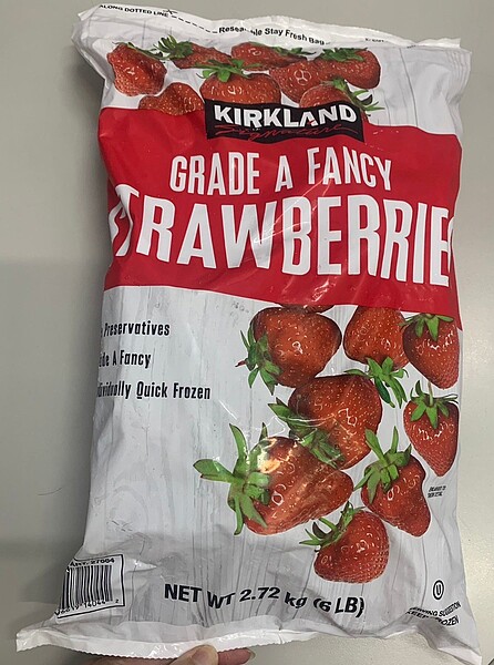 Kirkland Signature科克蘭冷凍草莓(規格:2.72 kg/包,有效日期2024/08/05),經食藥署抽驗檢出A型肝炎病毒。圖/食藥署提供