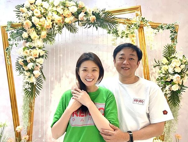 李燕(左)與「新店陳大少」陳茂榮登記結婚。圖/摘自臉書