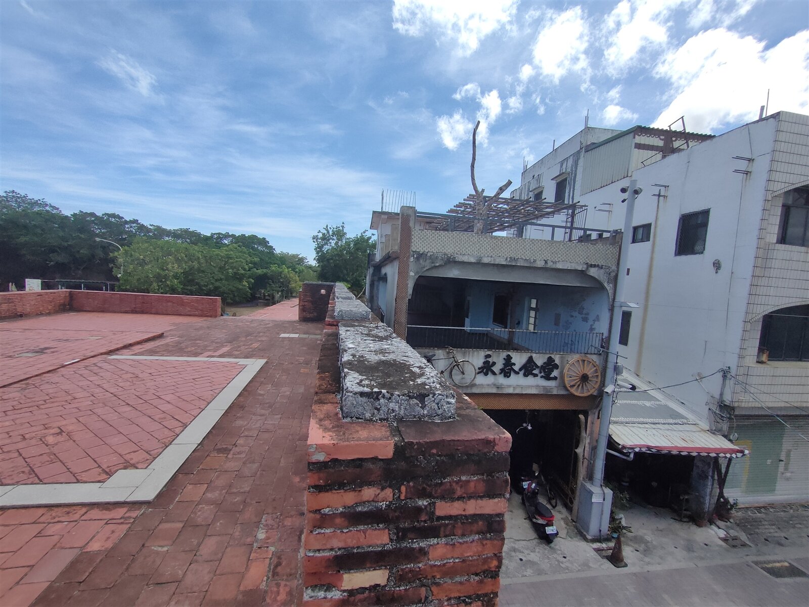 屏東縣恆春古城西門城牆邊有棟透天厝改建,因違反文化資產保存法「遮蓋其外貌或阻塞觀覽通道」規定,文化部裁罰屋主30萬元。記者潘欣中/攝影