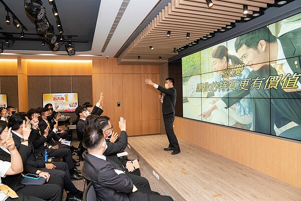 房仲新人熱烈回饋發言分享,超過八成的新人認為自己能在兩年內達到百萬年薪。圖/永慶房屋提供