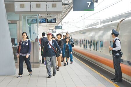 雲林高鐵站搭乘人數愈來愈多,各鄉鎮都很需要接駁公車。(周麗蘭攝)