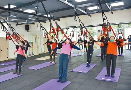 屏東敬老卡使用率低,議員建議,取消排富限制,並擴增包括國民運動中心、公共自行車等使用範圍。(林和生攝)