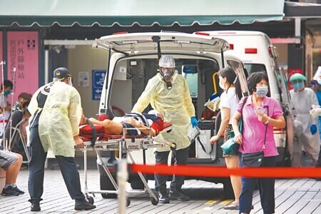 公衛學者分析,本土主流病毒株BA.2.75,導致國人重複感染比率上升至12.5%創下新高,且再度感染的嚴重度會增加2倍。圖為救護人員將患者抬下救護車,送往急診室就醫。(本報資料照片)