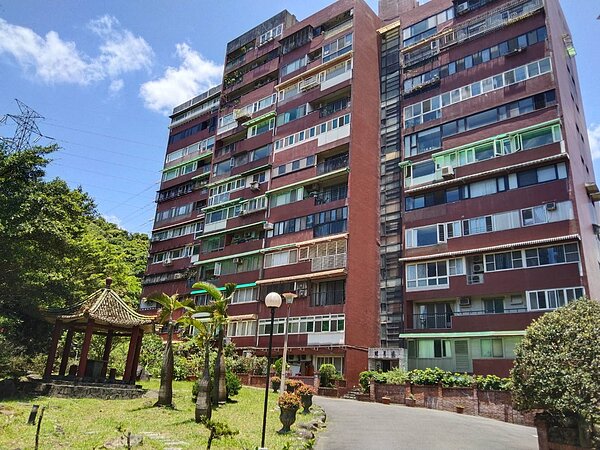 國有財產署勘查汐止這處社區占用國有地興建涼亭等設施,要求繳納使用補償金,並騰空地上物返還土地。記者邱瑞杰/攝影