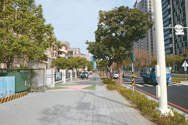 台南市府表示通學步道改善列為今年重點,圖為新完成的北區文元國小通學步道。圖/南市工務局提供