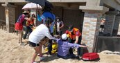 澎湖6旅客拍照坐斷木欄杆　2樓高倒頭栽墜沙灘