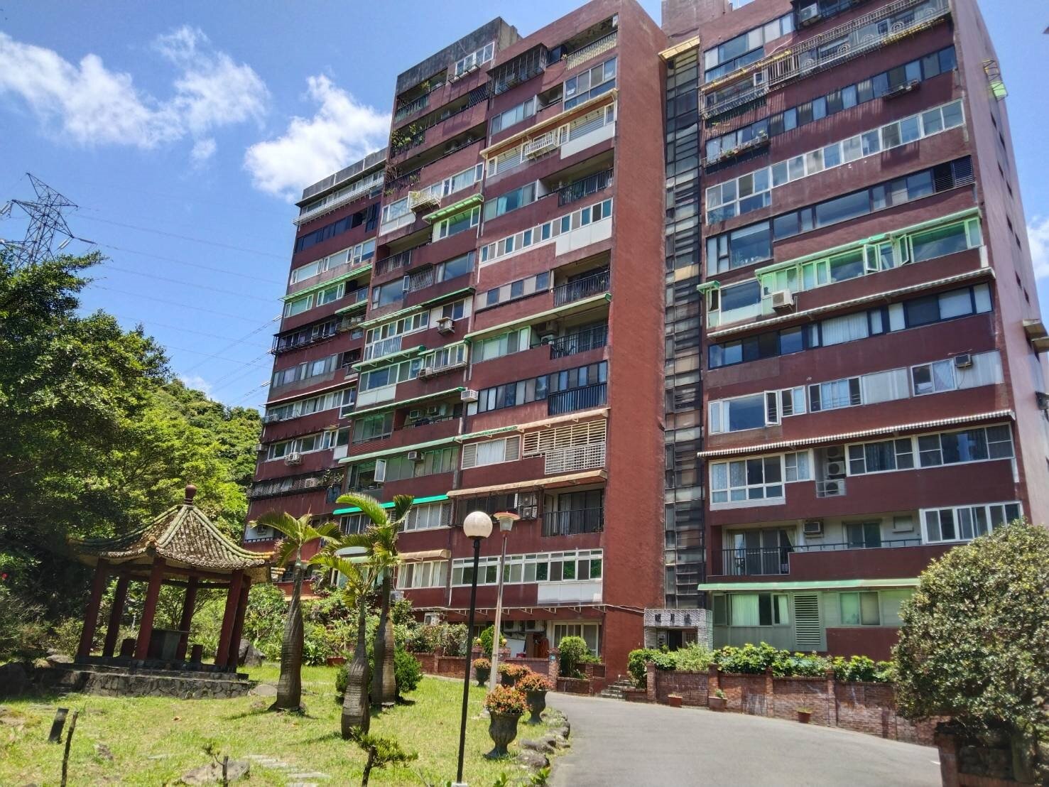 國有財產署勘查汐止這處社區占用國有地興建涼亭等設施,要求繳納使用補償金,並騰空地上物返還土地。記者邱瑞杰/攝影