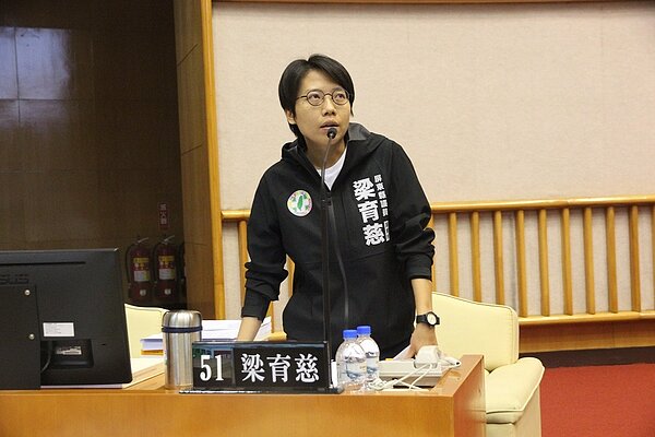 屏東縣議員梁育慈今天在議會質詢社會處，指近83%敬老卡片完全沒用過，質疑「社福政策根本做半套」。記者潘欣中／攝影