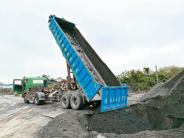 為管理各類工程的剩餘土方，新北市府擬定營建剩餘土方自治條例。圖／新北市環保局提供