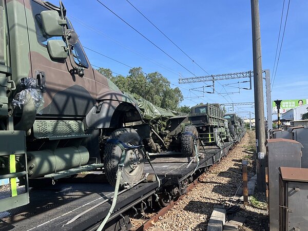 台鐵一列載運軍方裝備的列車下午在台南與保安站之間故障。圖/民眾提供