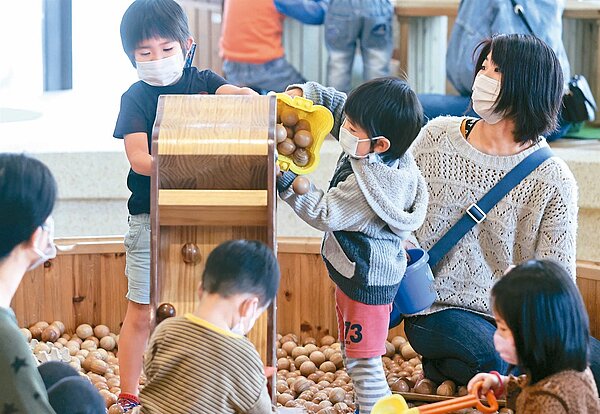 勞動部擬鬆綁外籍家庭幫傭申請資格,開放家中有兩名四歲以下子女家庭也可申請。聯合報系資料照片
