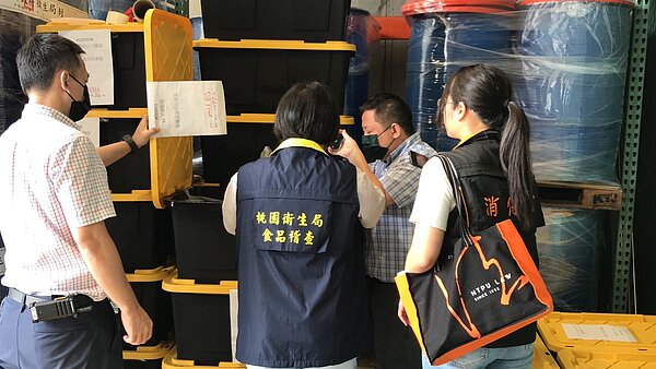 桃園市衛生局會同消保官確認好市多中壢、南崁店科克蘭3種冷凍莓是否全部封存等待銷毀。圖/桃園市衛生局提供