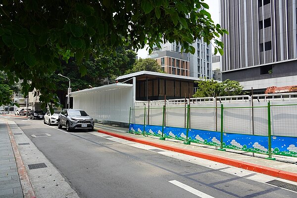 「永陞韶華」基地達約828坪,在台北市精華區屬超稀有土地,保值性及增值性非常好;未來規劃打造為「日式酒店精緻宅」的風格,基地有兩塊,一塊面臨忠孝東路、一塊位於靜巷第一排,距離捷運站出口約15公尺,臨忠孝東路228坪的基地擬推40~49坪產品。圖/永陞建設提供