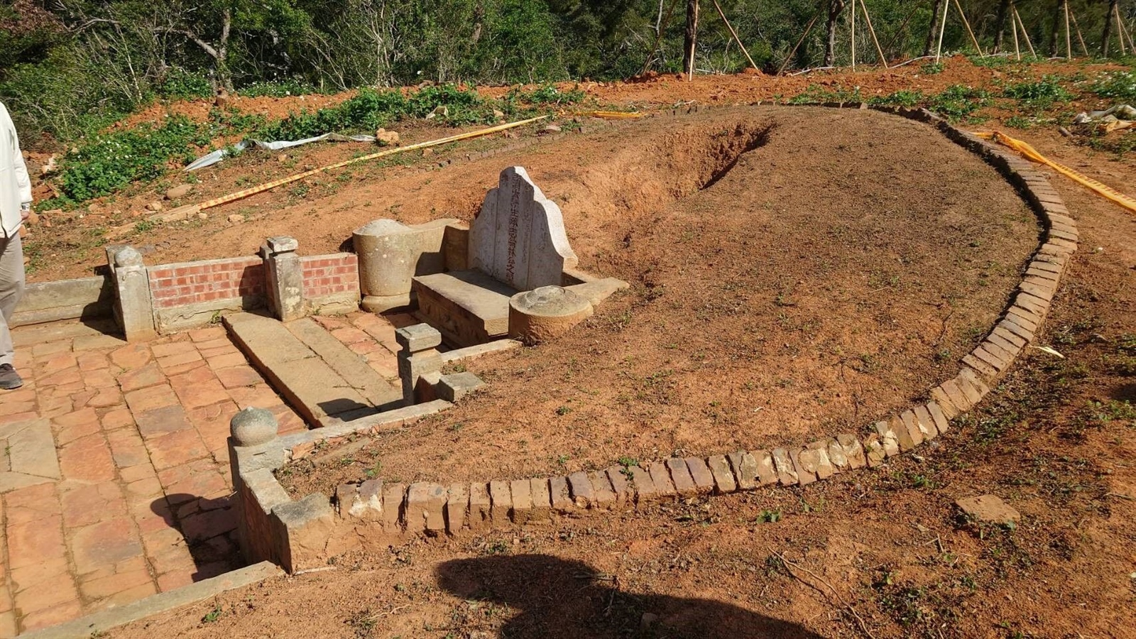 「皇清太學生承志翁林公之墓」形制相當完整。圖／新竹市文化局提供