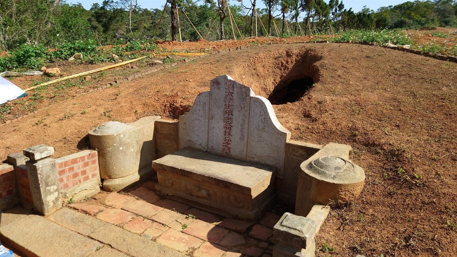 新竹市第一公墓內「皇清太學生承志翁林公之墓」登錄為歷史建築。圖／新竹市文化局提供