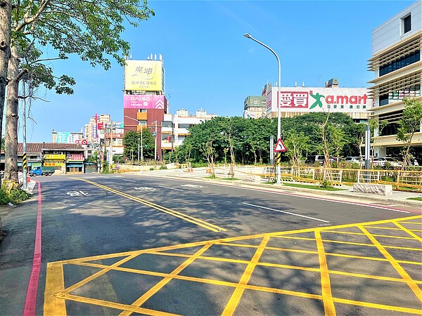 楊梅裕成路拓寬及改善完工通車，解決當地車輛壅塞問題。圖／桃園市新工處提供