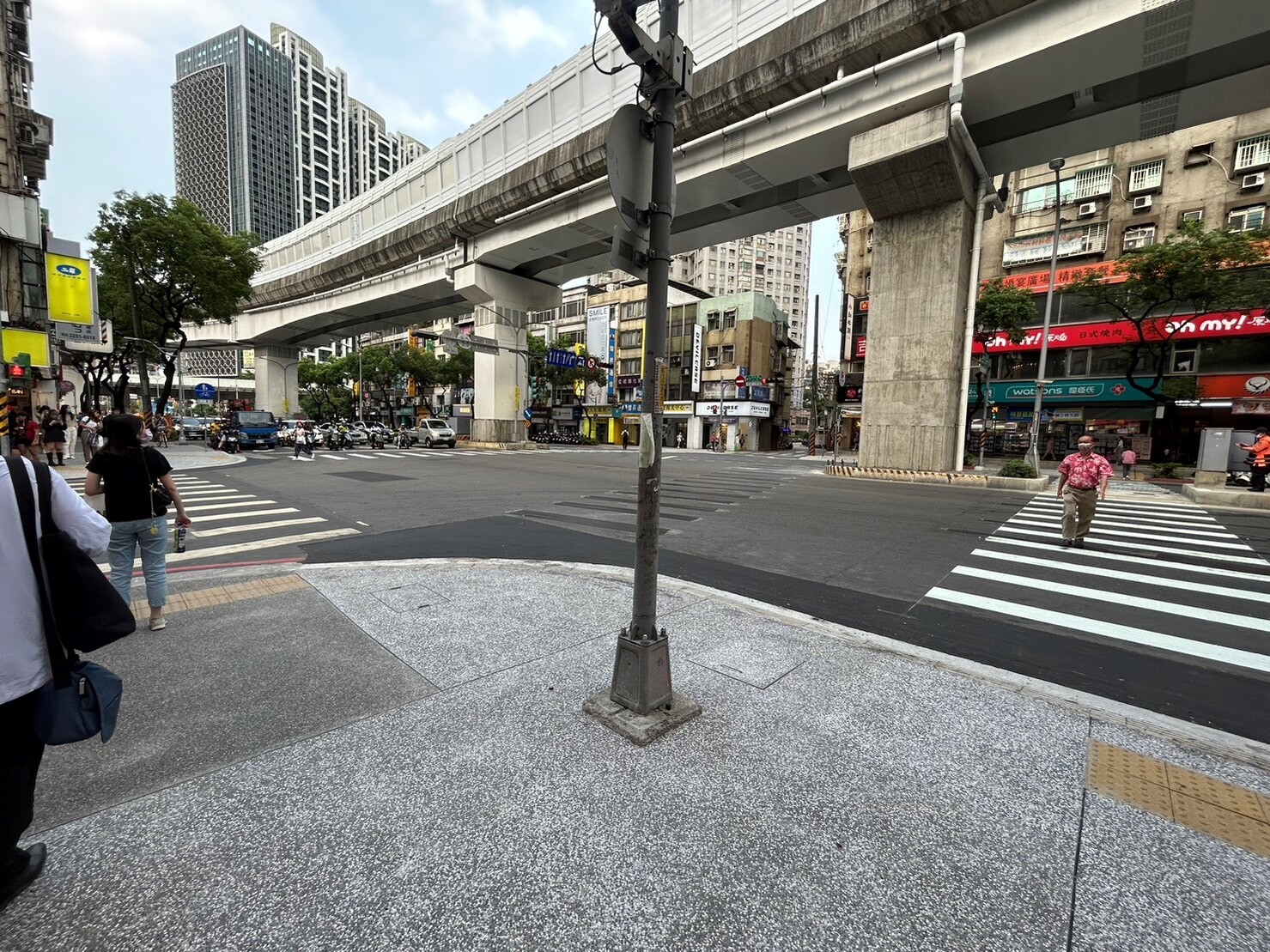 陽明地下道拆除,新增友善行人通行環境。圖/新北市府提供