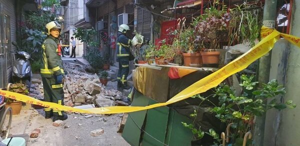 台北市士林區重慶北路四段49巷晚間6點19分左右傳出巨響，有民眾發現有房屋女兒牆坍塌，殘骸直接墜落家門口。圖／翻攝畫面