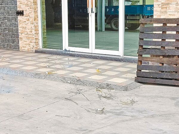 以洪姓嫌犯為首的不法集團,要求廠商將標案交付給他旗下工程行施作,若對方不從,他們就到得標公司砸雞蛋。(翻攝照片/洪靖宜高雄傳真)