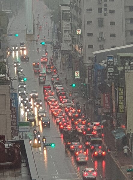 桃園市今天凌晨到上午8點過後,頻頻籠罩在大雷雨中,上班時段多個路段車輛回堵。記者鄭國樑/攝影