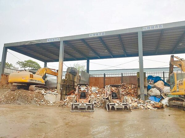 新北市每年有數十萬噸的營建廢棄物,市議員黃淑君18日質詢,呼籲市府推動「循環建築」和「材料護照」,降低汙染成本。工務局回應,市府將進一步評估,下半年也會提出公共工程建築物的節能鼓勵措施。(新北市環保局提供/蔡雯如新北傳真)