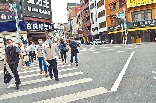 台南市長黃偉哲（前排左二）18日下午前往忠義路、民權路口檢視行人專用時相。（台南市交通局提供／曹婷婷台南傳真）