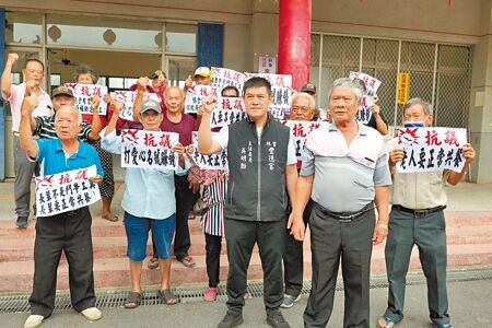 
雲林縣水林鄉海豐社區長青食堂停止供餐，長者拿標語要求盡速供餐。（張朝欣攝）
