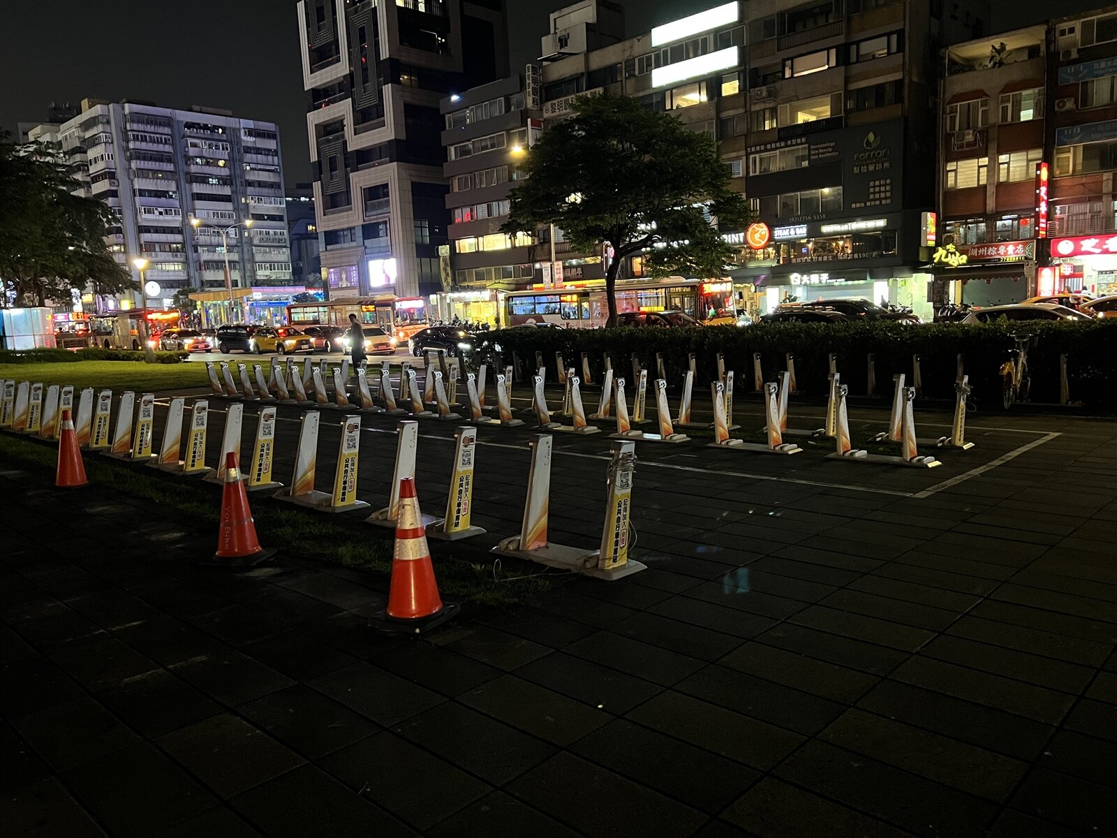 捷運市府站3號出口旁的YouBike站超過60個車柱,晚上10點非尖峰時段卻無車可借。記者鍾維軒/攝影