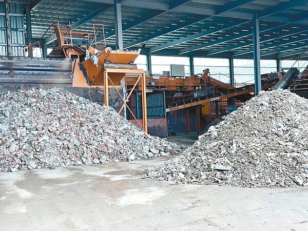 現有營建廢棄物都會送到營建廢棄物處理廠分類,業界認為可以使用循環建材,可降低對環境的汙染,也能解決長期缺料問題。圖/新北市環保局提供
