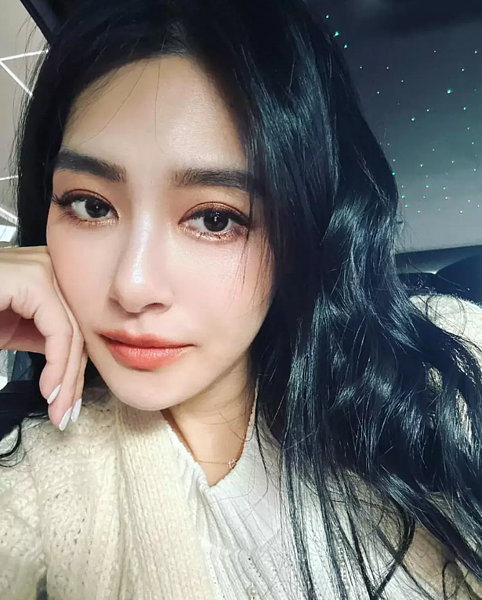 王思佳身陷假包疑雲已近2週，事件仍未落幕。圖／摘自臉書