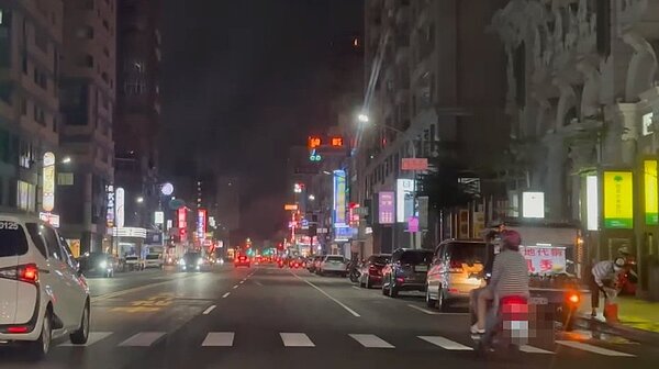 網友爆三民區大昌路、義華路和大豐路一帶,路燈在開趴踢,開開關關,但警方到場發現路燈已恢復正常。圖/讀者提供