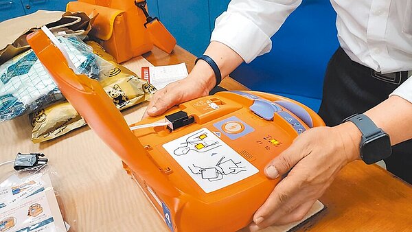 桃園市學校AED設置率達100%,若需汰換可申請6萬元補助。(桃園市教育局提供/陳夢茹桃園傳真)