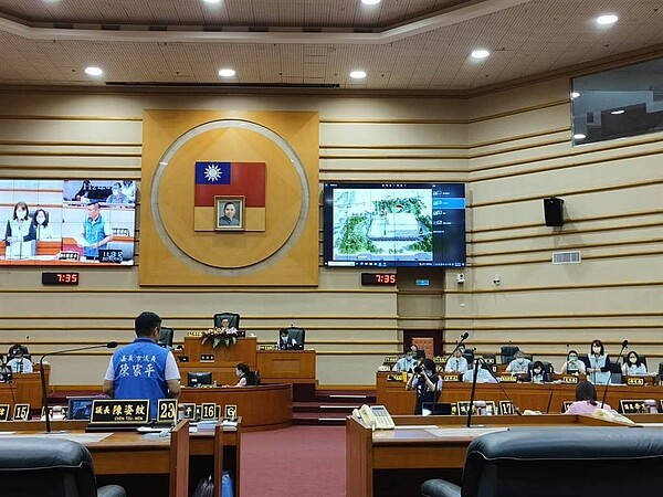 嘉義市議員陳家平今天質詢嘉義市總圖園區經費,批中央「跳票中」。(廖素慧攝)