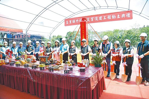 花蓮玉里鎮竹林橋前年遭大雨沖刷、橋墩下陷斷裂。縣府爭取經費，新橋工程18日舉行動土典禮。（花蓮縣府提供／王志偉花蓮傳真）
