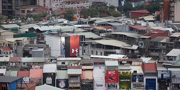 一旦內政部虛坪改革正式上路,鳥籠屋勢必首當其衝,面臨更高不可攀的公設比挑戰。圖/中時報資料照片