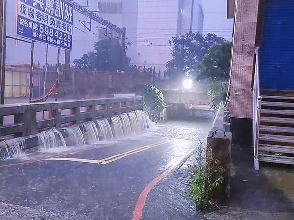 新竹凌晨降下大豪雨,夜空更被閃電照亮如白晝,新豐一處地下道被水淹滿。圖/翻攝在臉書「燒胖 新豐店」