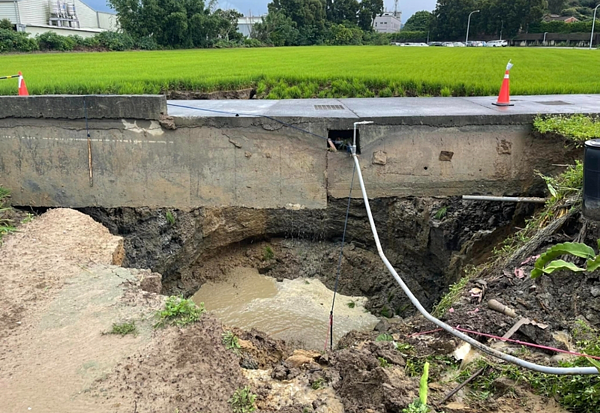 苗栗竹南一處農田出現巨大天坑，網友嚇得直呼是「通往地心的入口」，當事地主也到公所陳情，希望獲得協助。圖／取自臉書「竹南大小事」