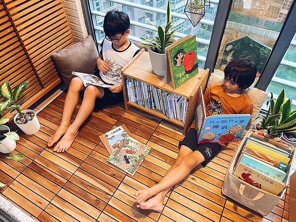 驗收新房驚聞「陽台與房間一樣大」 作家笑:一盤還有一盤盤 陽台打造閱讀區,伴隨著窗外落下的陽光,是最受孩子喜歡的空間。圖/台中市政府提供