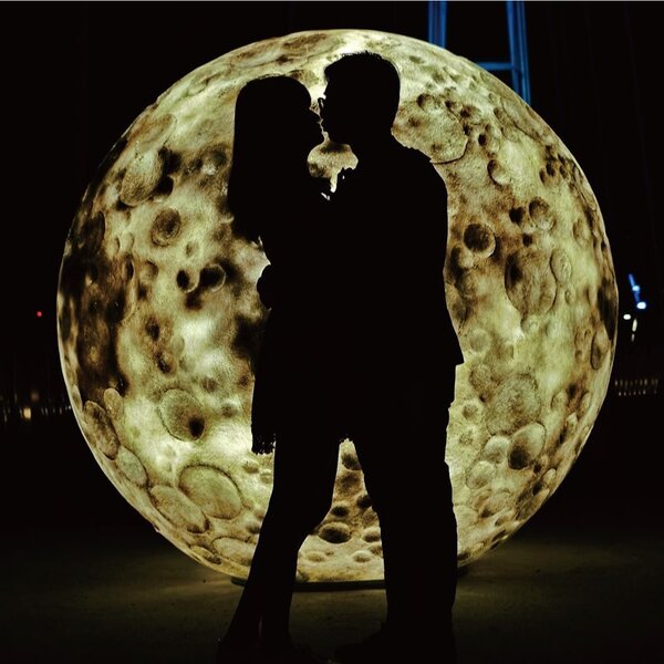 新月橋上的月亮是許多情侶浪漫的拍照地點。圖／新北市政府提供