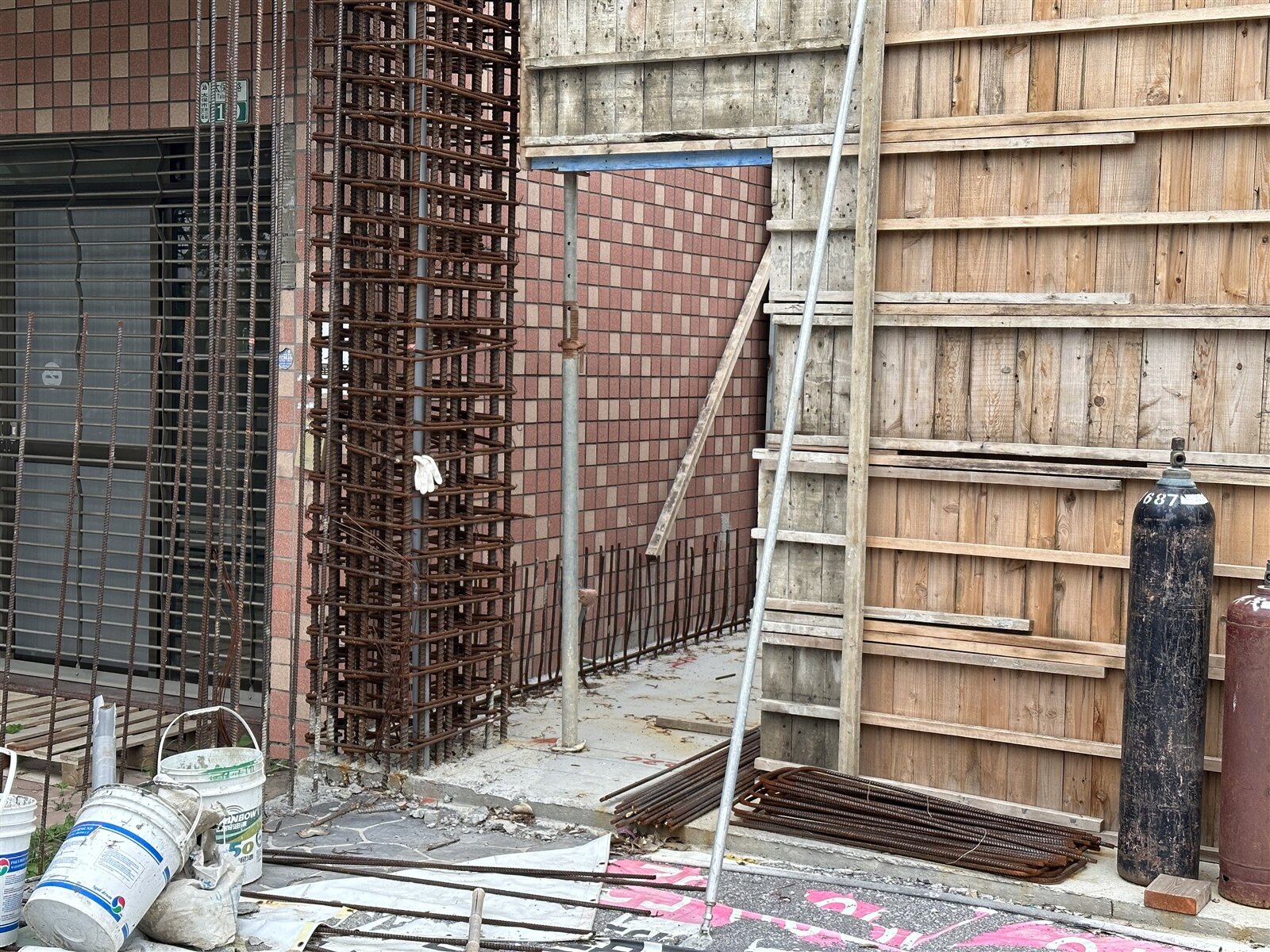 嘉義縣政府縣政特區一處工地、因水上地政鑑界錯誤,造成民眾工程被迫停工,面臨拆屋還地離譜事件。記者呂慧瑜/攝影