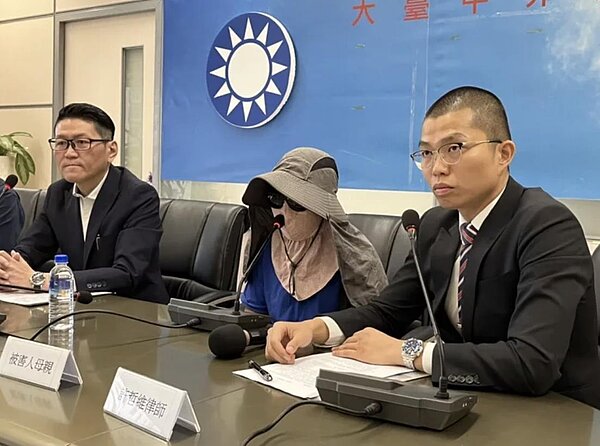 賴男母親(中)今天在律師、台中市議員黃健豪、賴順仁陪同下出面指控夏男涉嫌殺人。記者余采瀅/攝影