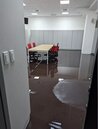 扯！12億新竹棒球場大雨後成游泳池　室內打擊區、辦公室也淹