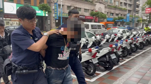 今天上午9時許,警方循線抓到49歲蔡姓男慣竊盜帶回偵辦。記者曾伯愷/翻攝