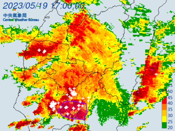 氣象局針對「臺南市、高雄市」發布大雷雨即時訊息，持續時間至18時15分止。圖／翻攝自氣象局